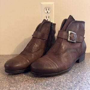 Miz Mooz Siggy leather ankle zippered bootie size 41 wide width